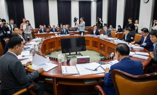 A plenary meeting of the Intelligence Committee is being held at the National Assembly on the 17th with Director Kim Kyu hyun of the National Intelligence Service present.Reporter Lee Byung hwa