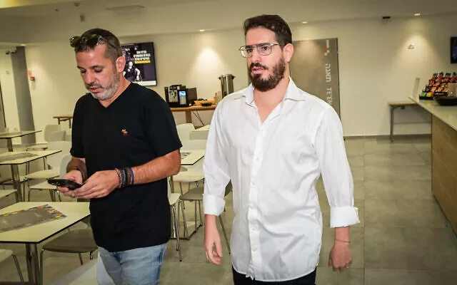 File: Moshe Hogeg (right), a cryptocurrency businessman and former Beitar Jerusalem FC owner, holds a press conference in Ramat Gan on August 9, 2022. (Avshalom Sassoni/Flash90)
